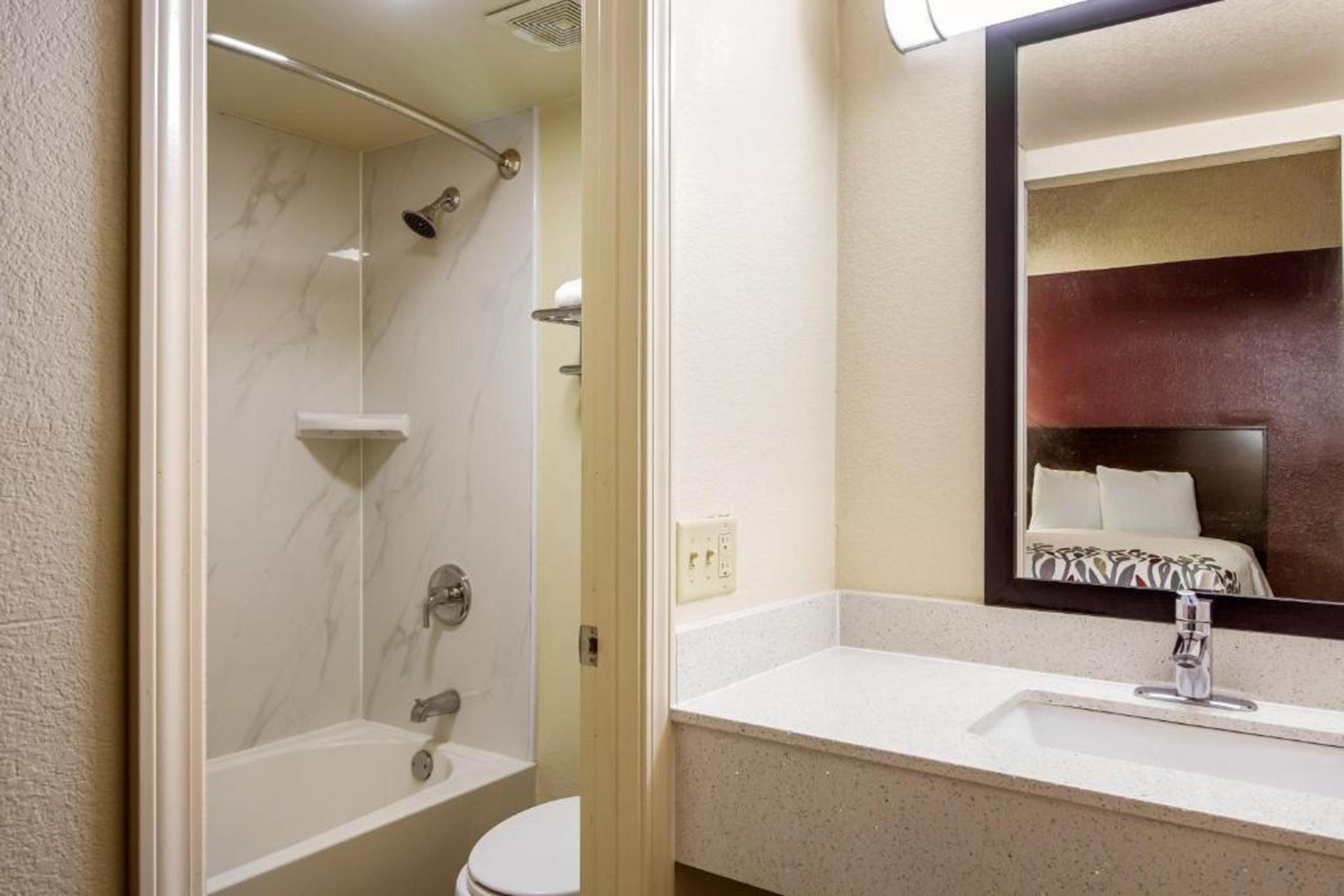 Red Roof Inn Houston - Spring North Bagian luar foto